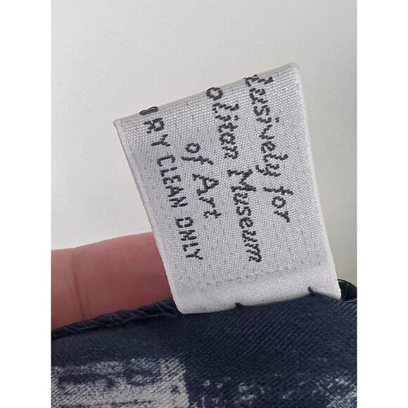 The Metroplotan Musem of Art Printed 100% Silk Handkerchief Scarf Made in Italy - Picture 6 of 6